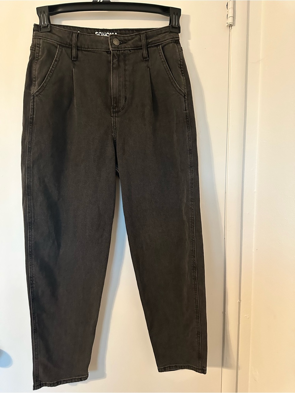 Sonoma Black Pleated-Front Relaxed
High Rise Ankle Jeans Sz 4 NWOT ( new)